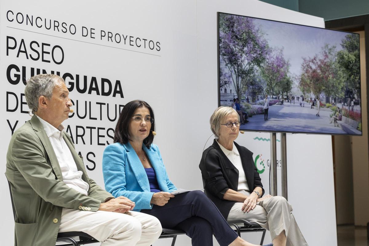 La alcaldesa, Carolina Darias (c), y los arquitectos Enric Battle (i) y Flora Pescador (d).