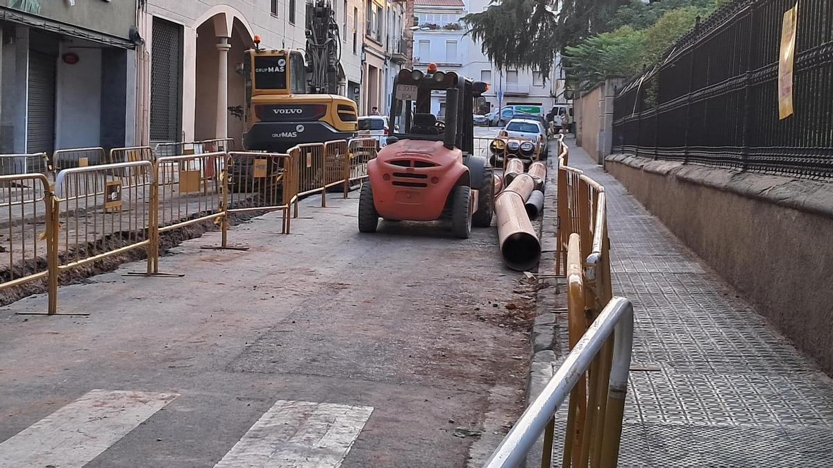 Material d'obra i maquinària al carrer de la Verge de l'Alba per executar les obres