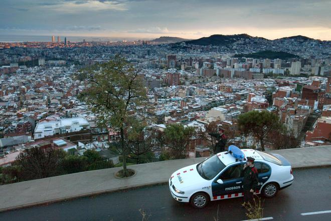 Un motorista de 38 años muere tras ser embestido por un coche en la calle Aribau de Barcelona