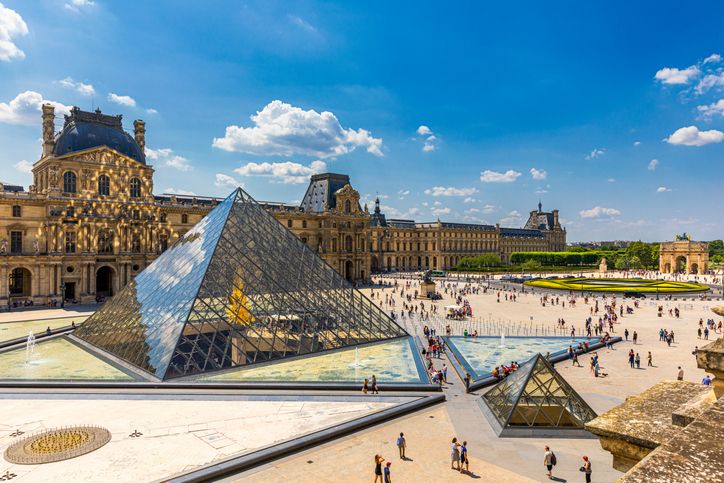 No puedes irte de París sin visitar el Louvre.