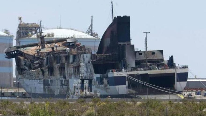 Portón del &#039;Sorrento&#039; abierto, ayer, en el puerto de Sagunto tras completar la ventilación.