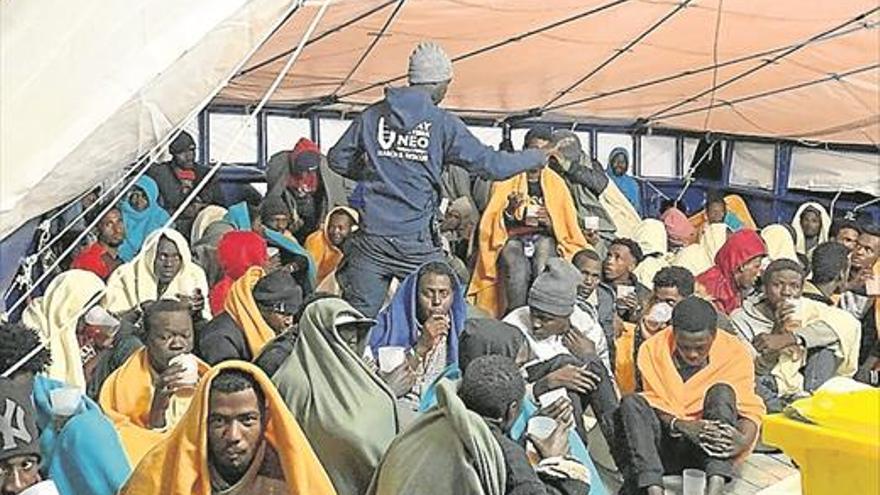 Más de 350 migrantes esperan un puerto seguro tras ser rescatados