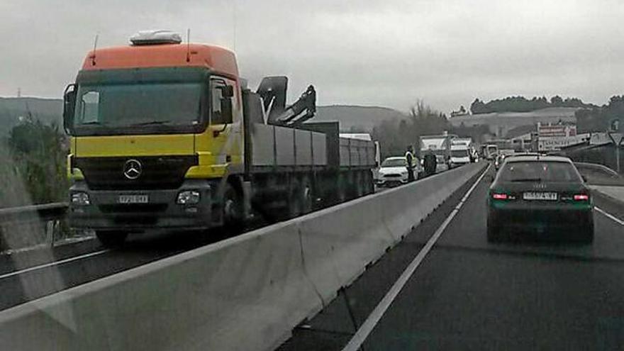 A l&#039;esquerra, el camió avariat, bloquejant el carril en sentit Manresa