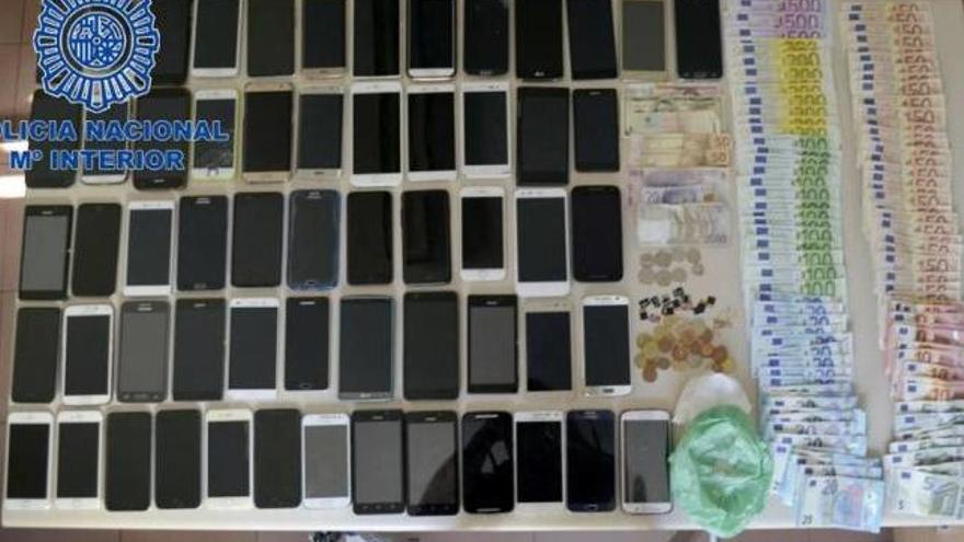 Dinero y teléfonos móviles intervenidos a la organización desarticulada en Menorca.