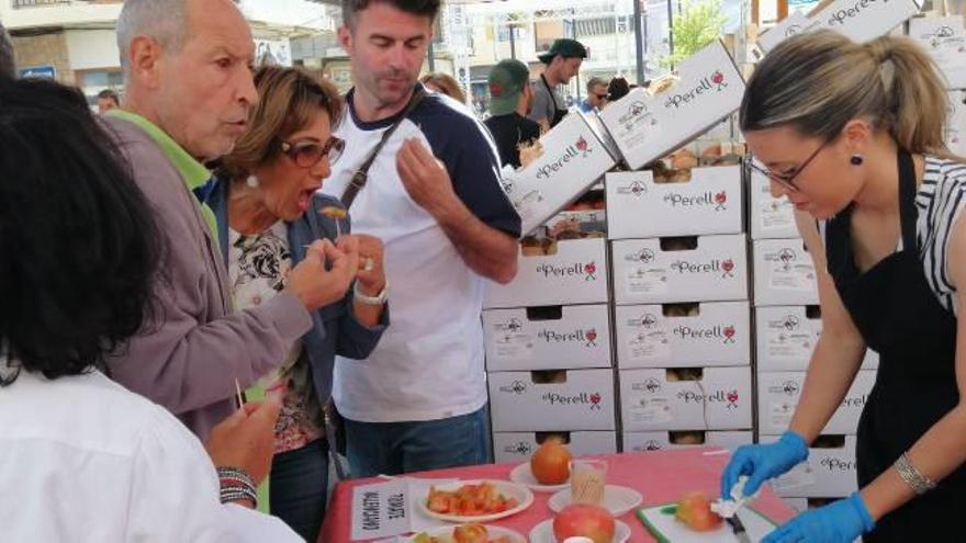 Un grupo de asistentes se interesan por las distintas variedades de tomate de El Perelló.