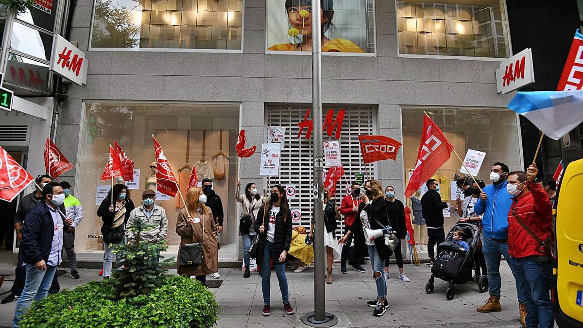 Personal de H&M en Pontevedra, en huelga por el ERE de la cadena - Faro de  Vigo