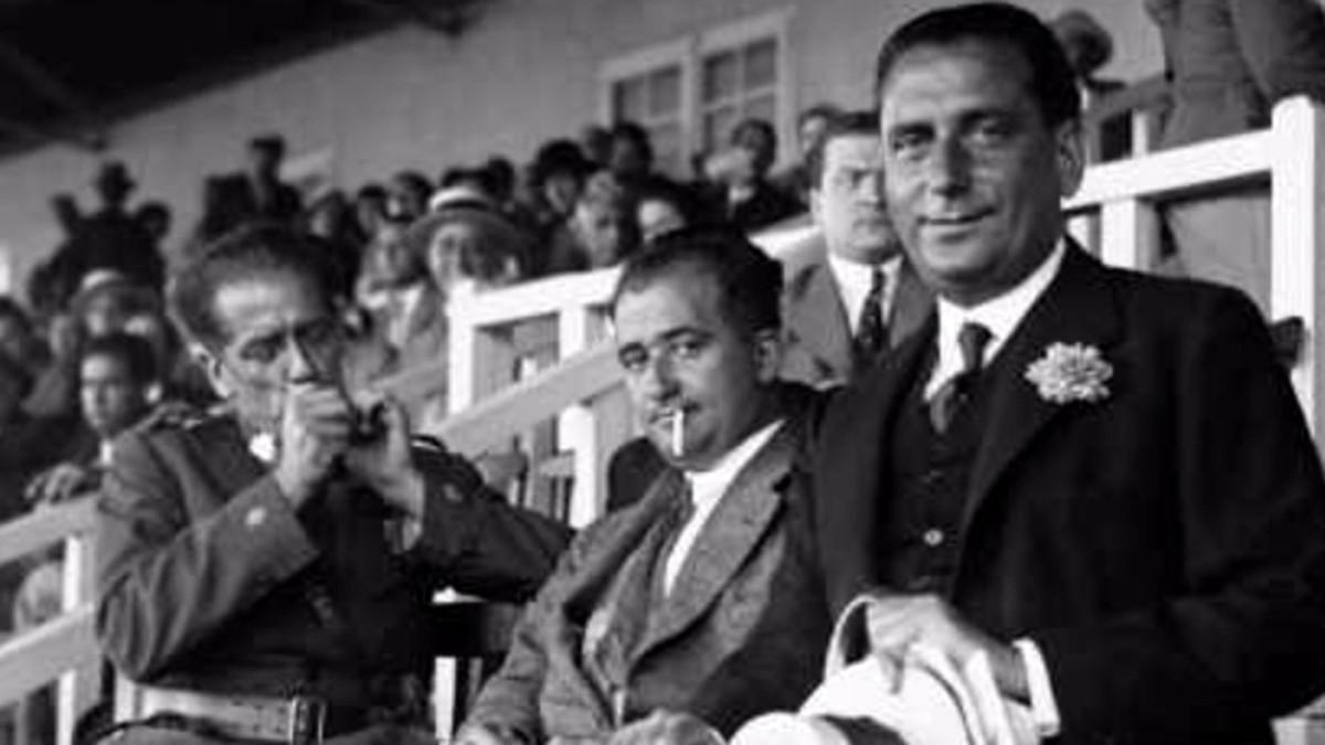 Ramón Franco, en el centro de la imagen, fumando, en uno de los palcos de Les Corts