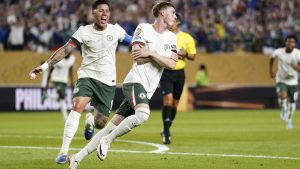 Palmer celebra su gol ante el Palmeiras junto a Enzo.