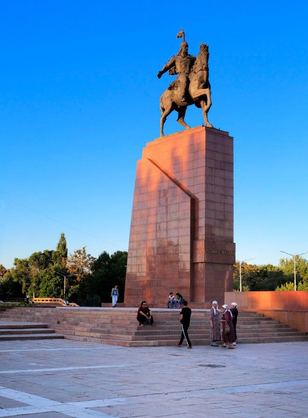Monumento al legendario héroe Manas en Bishkek