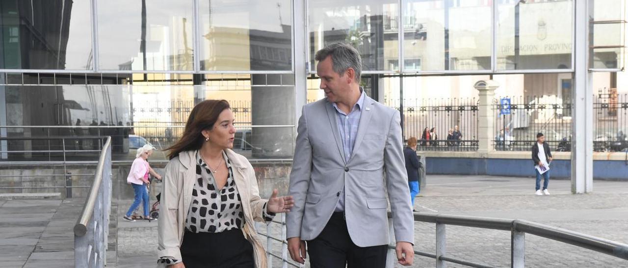 La alcaldesa, Inés Rey, y el delegado del Gobierno en Galicia, José Miñones.