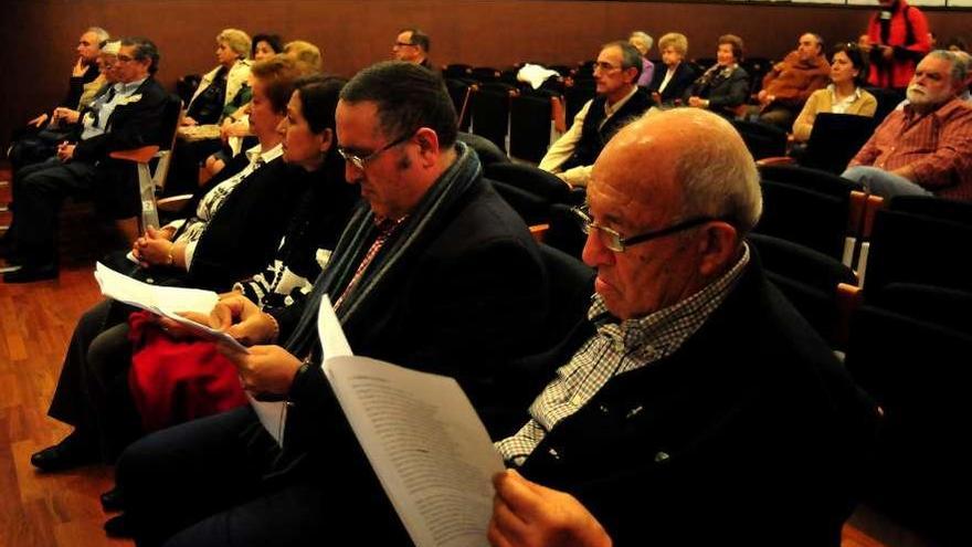 Asistentes al acto de homenaje al poeta Díaz Castro.  // Iñaki Abella