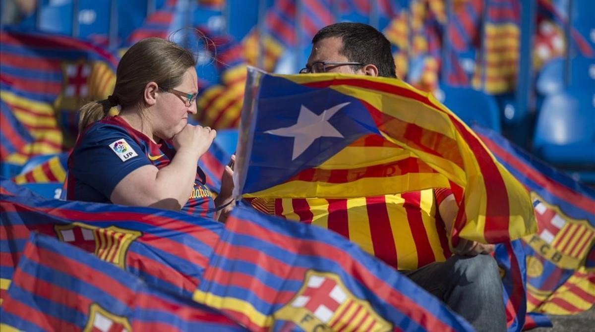 Seguidores azulgranas exhiben sus banderas en el interior del Vicente Calderón horas antes de la celebracion de la final de Copa del Rey.