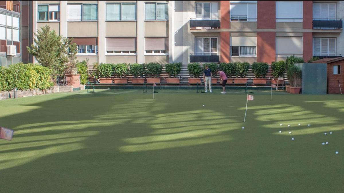 Golf en corazón de "illa" en Barcelona.