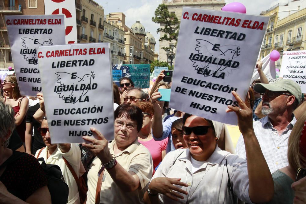 Cientos de alicantinos, en la protesta contra Marzà en Valencia