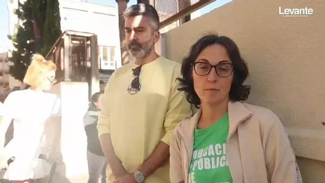 Sara Campos, madre y profesora, en el CEIP Cervantes sobre la huelga de Educación