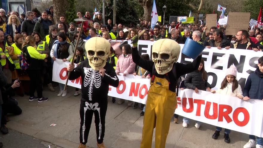 Miles de personas marchan &quot;en defensa do mar&quot; y contra la gestión de la crisis de los pélets en Compostela