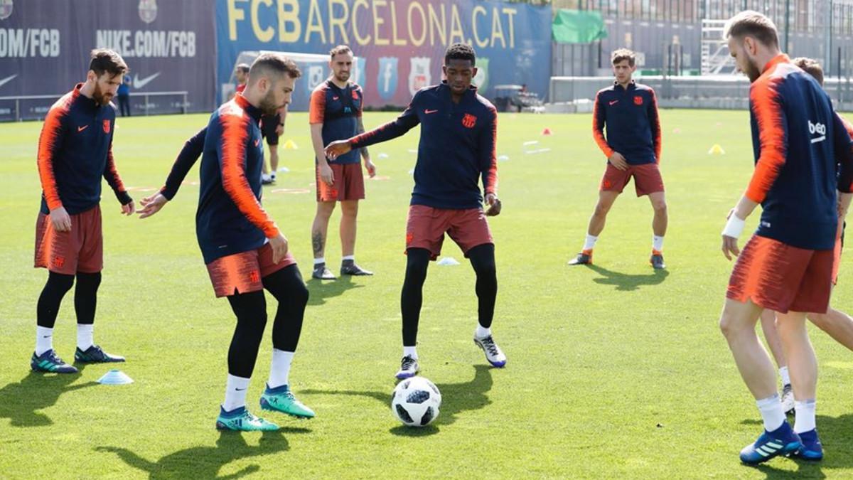 Los jugadores del Barça duarnte el entrenamiento de este jueves en la Ciudad Deportiva Joan Gamper