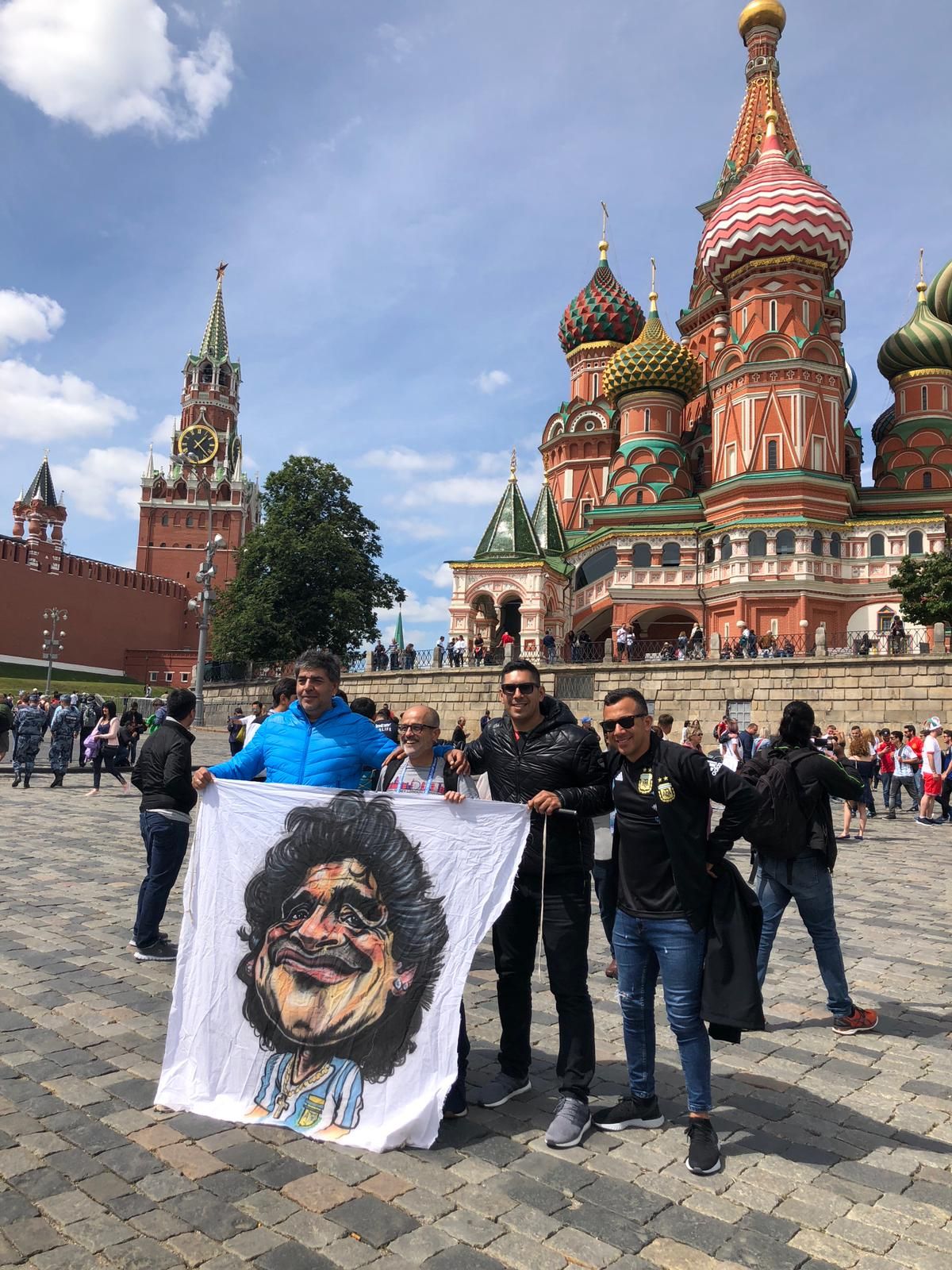 Luzzi (drcha.), junto a unos amigos y una bandera con una imagen de Maradona, en el Mundial de Rusia.