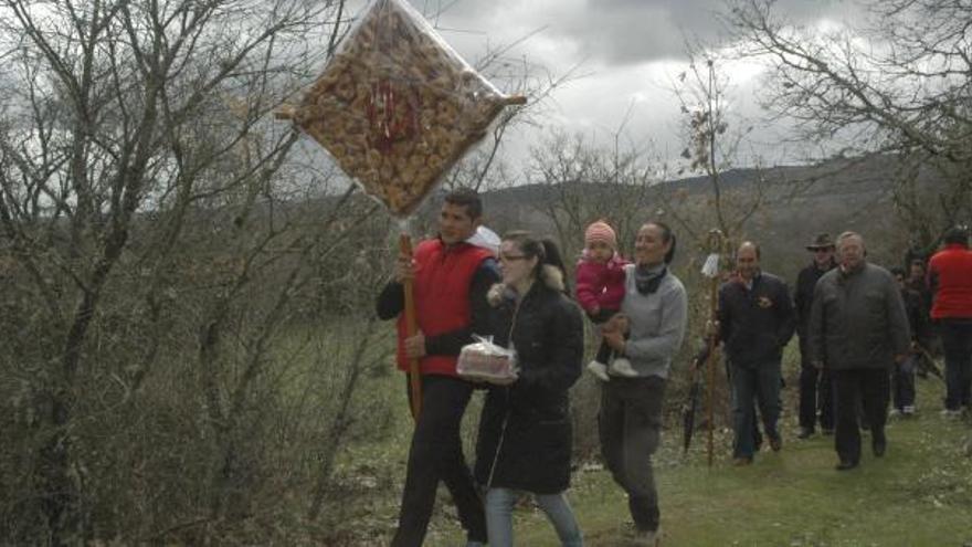 El párroco junto a varias autoridades en el interior del templo.