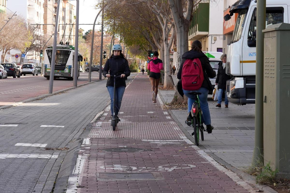 Una usuaria de patinete circula por un carril bici en Castelló.