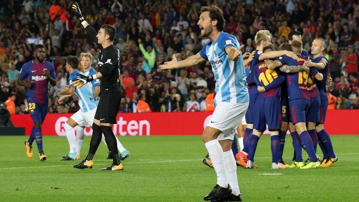 Deulofeu y sus compañeros celebran el polémico 1-0.