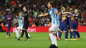 Deulofeu y sus compañeros celebran el polémico 1-0. 