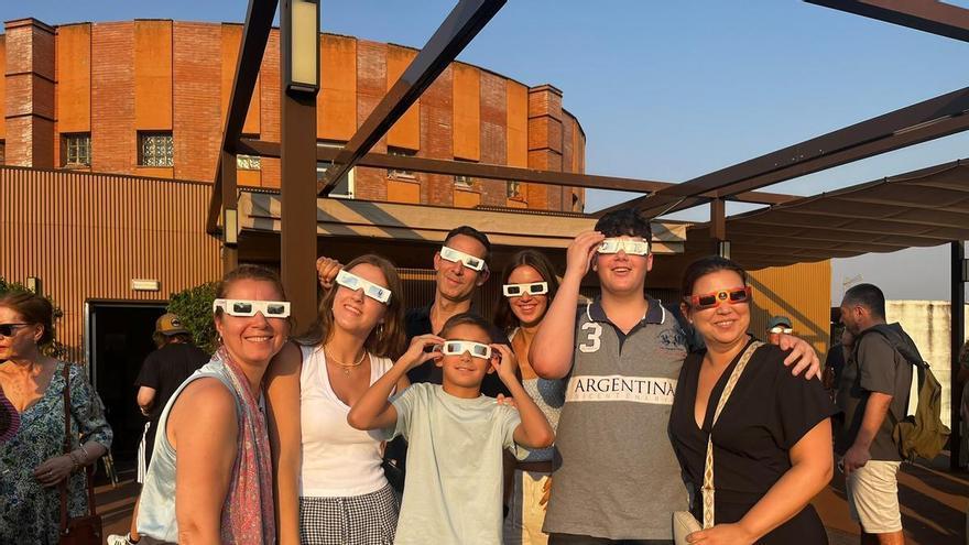 Galería | Los extremeños ya portan sus gafas para ver el eclipse con seguridad