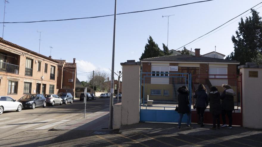 Varias mujeres acceden al interior de las instalaciones del colegio, en el que se desafectará un edificio. | J. L..F. (ARCHIVO)