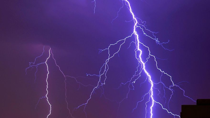 Rayos y centellas en Torrevieja: así se ve un relámpago a cámara lenta