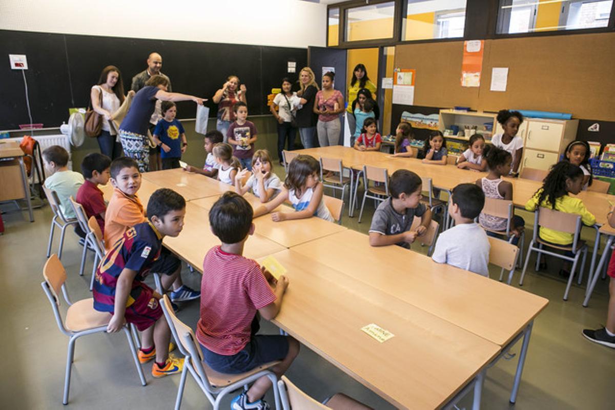 Los profesores del colegio Calderón de la Barca dan la bienvenida a los alumnos en las aulas.
