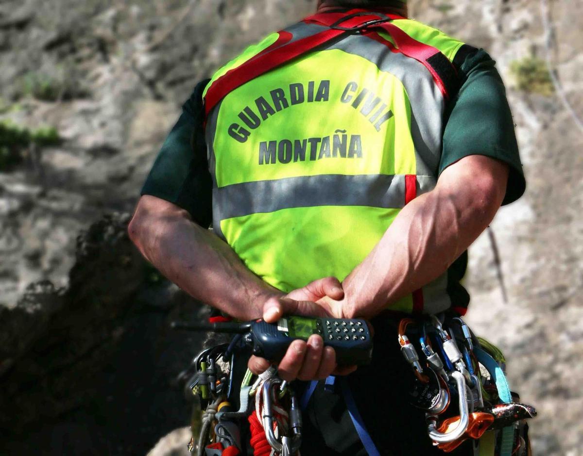 Archivo - Especialista del Grupo de Rescate e Intervención de Montaña de la Guardia Civil (Greim)