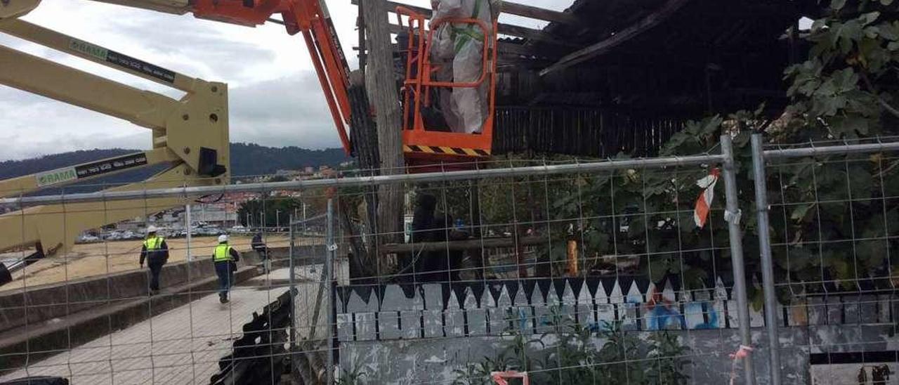 Operarios retirando las planchas de fibrocemento antes de la paralización de las obras. // Gonzalo Núñez