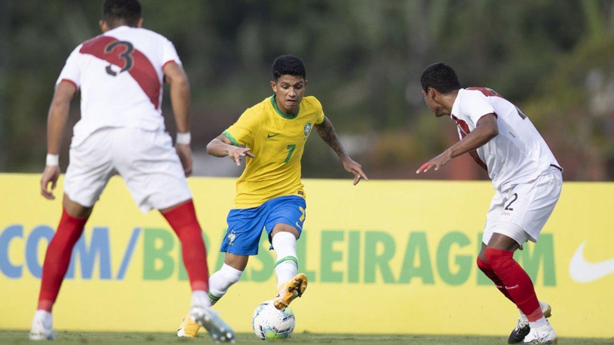 El blaugrana Gustavo Maia en una acción del amistoso Brasil - Perú Sub-20