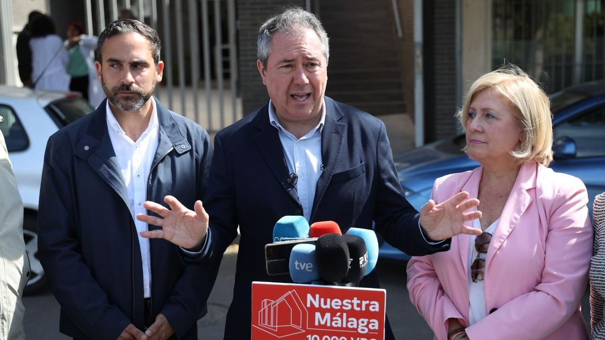 Juan Espadas, en Málaga con Dani Pérez y la presidenta de Afenes, Carmen Sibajas.