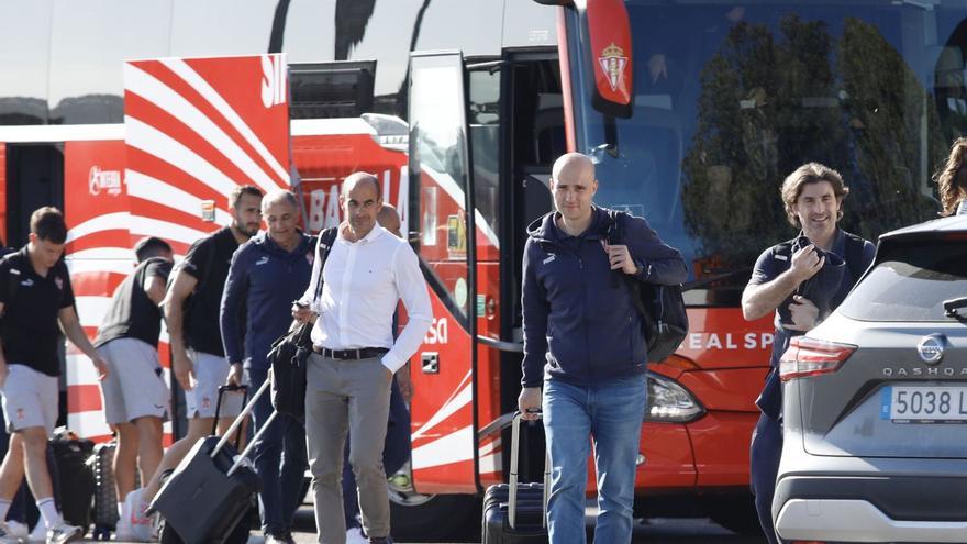 Aspra, Cali, con rostro serio, Joaquín, Mario Cotelo, David Guerra y Caco Morán, ayer, a la llegada de la expedición rojiblanca a Mareo. | Ángel González