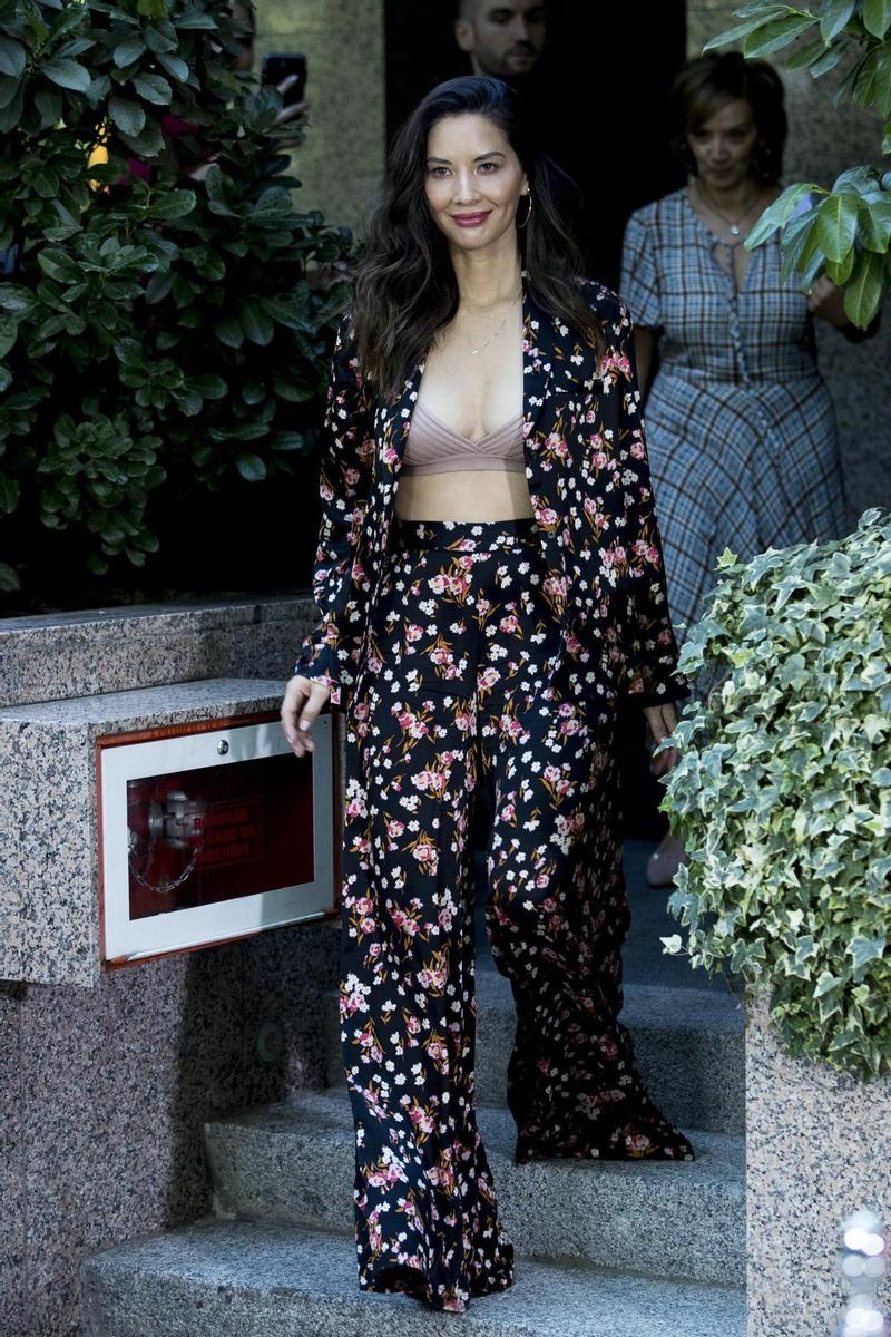 Olivia Munn con traje y sujetador
