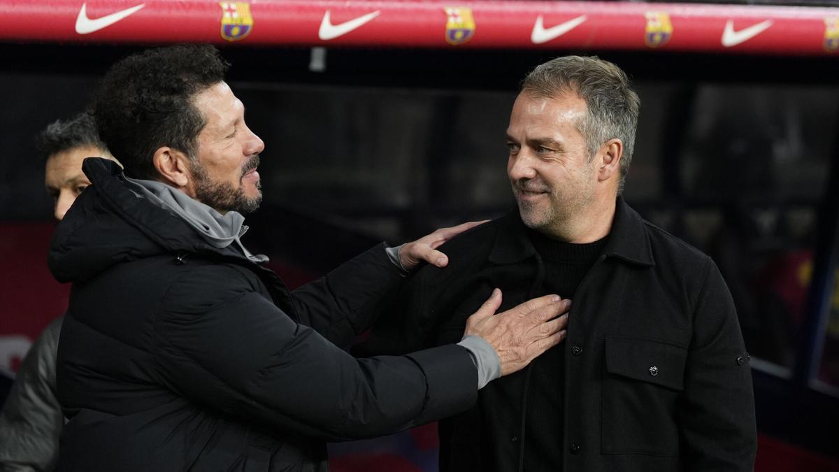 El entrenador del FC Barcelona, Hansi Flick (d) saluda al del Atlético de Madrid, Diego Simeone.