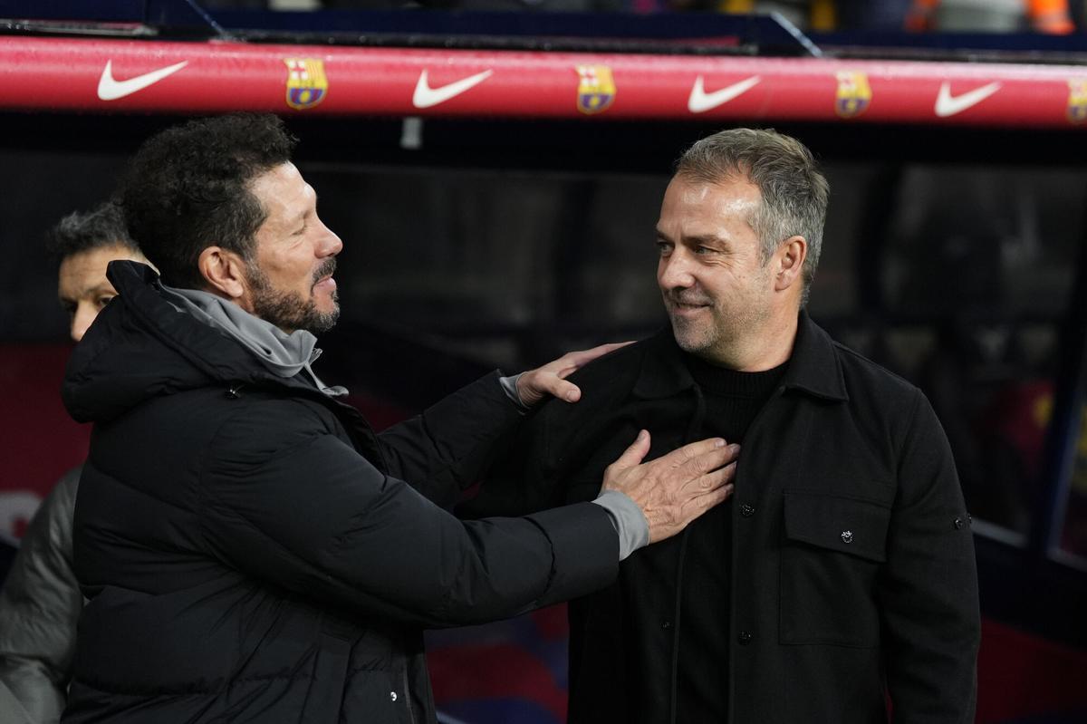 El entrenador del Barcelona, el alemán Hansi Flick (d) saluda al del Atlético de Madrid, el argentino Diego Simeone. EFE/Siu Wu