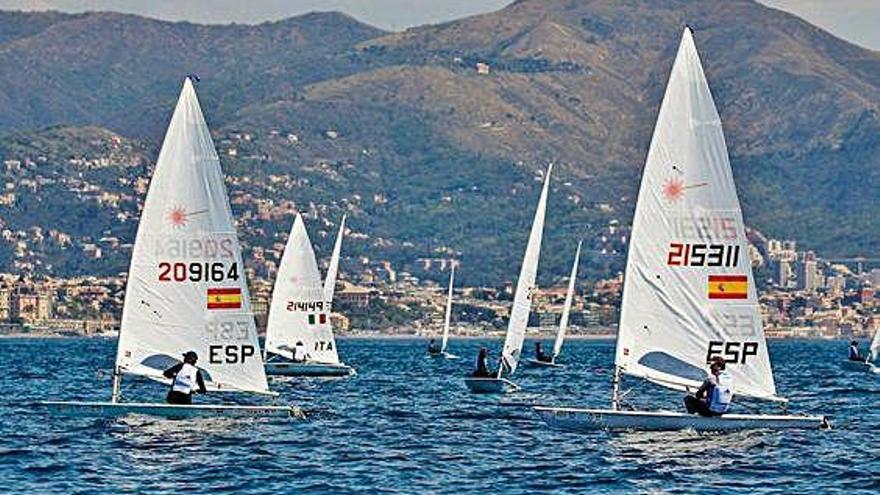 Joaquín Blanco, a la derecha, navega, ayer, en las aguas de Génova durante la prueba de la Copa del Mundo.