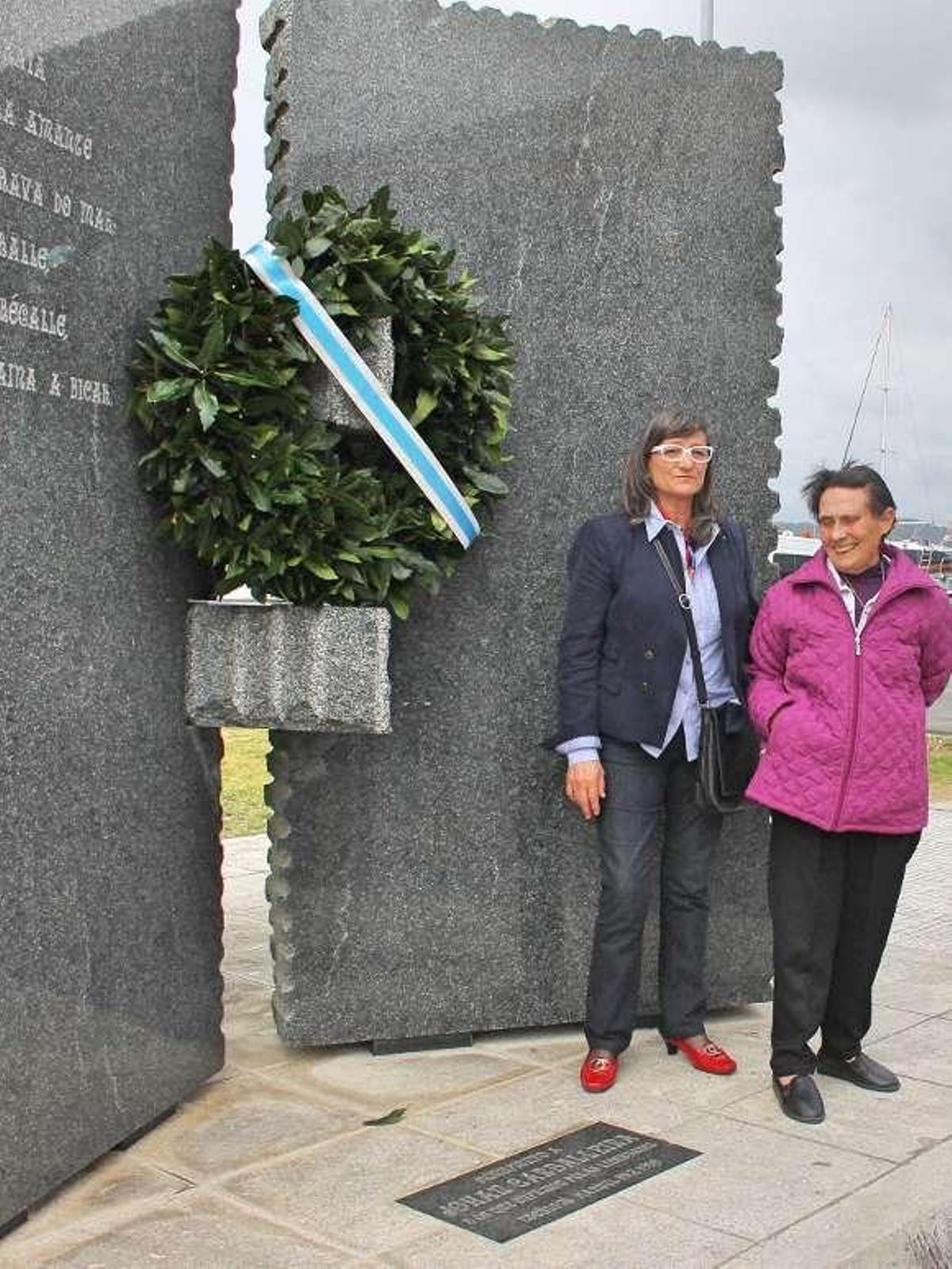 Carmen Chapela e Guadalupe Aldao coa ofrenda floral.  // Santos Álvarez