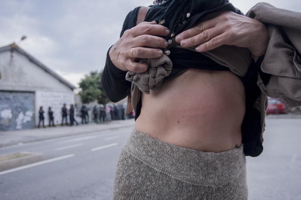 Unas 300 personas protestan en apoyo de los okupas, a los que el Concello impidió el paso a las naves