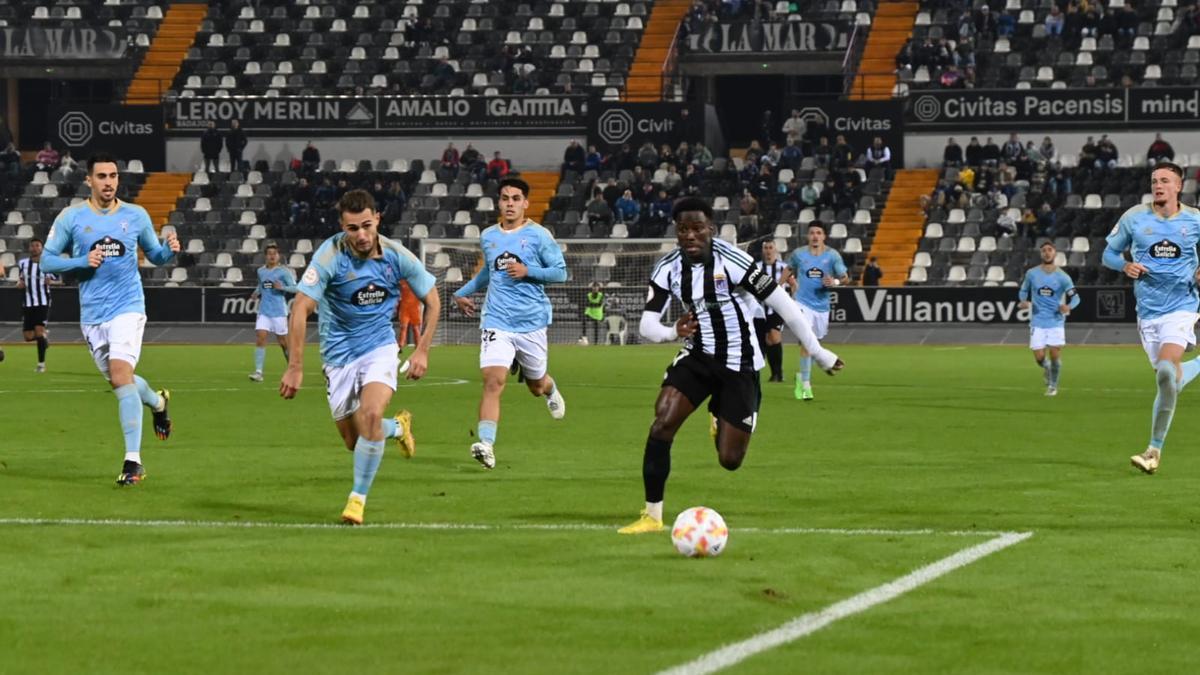 Adilson, durante un partido de esta temporada con el Badajoz.