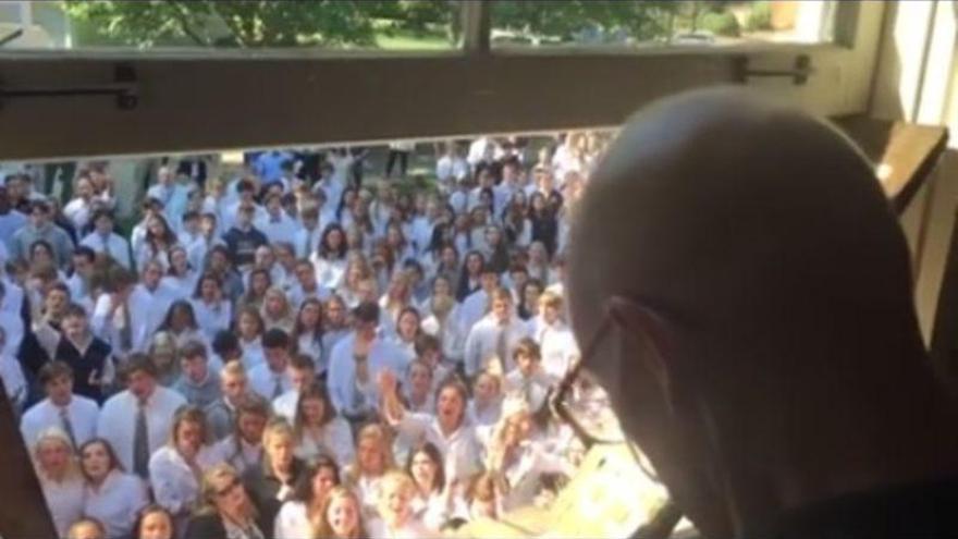 Más de 400 alumnos cantan a su profesor enfermo de cáncer