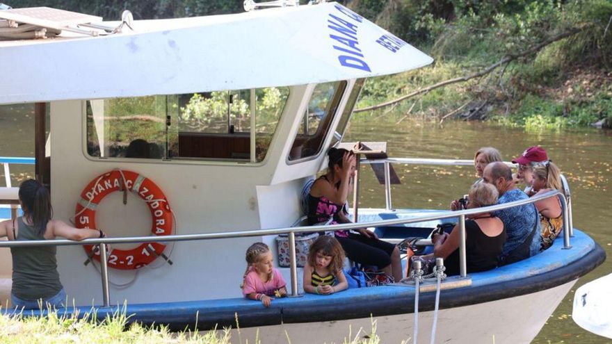 Betanzos desembarca en Os Caneiros en una romería fluvial pensada para familias