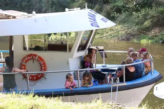 Betanzos desembarca en Os Caneiros en una romería fluvial pensada para familias