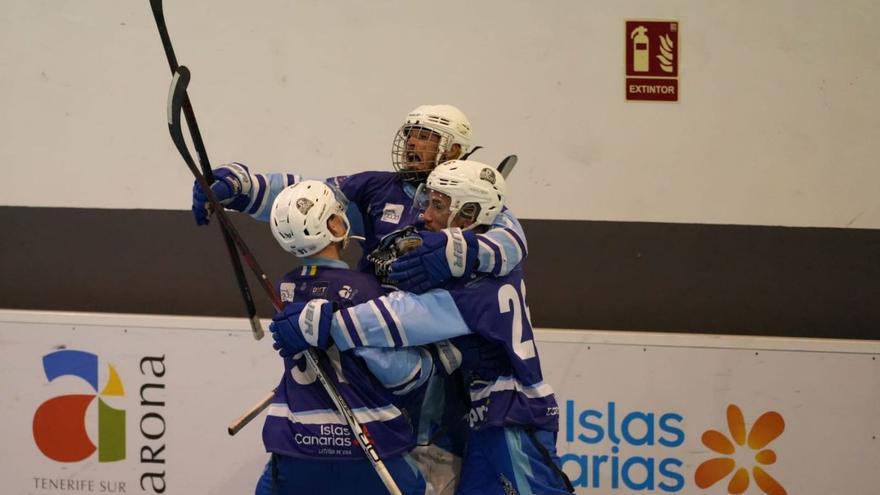 Laddy Jaros, Eric Baldwin y Asier Gayoso celebran el tanto que otorgaba la permanencia al Guanches. | ARONA TENERIFE GUANCHES