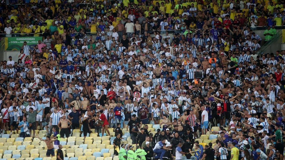 Els seguidors argentins patint a Maracanà.