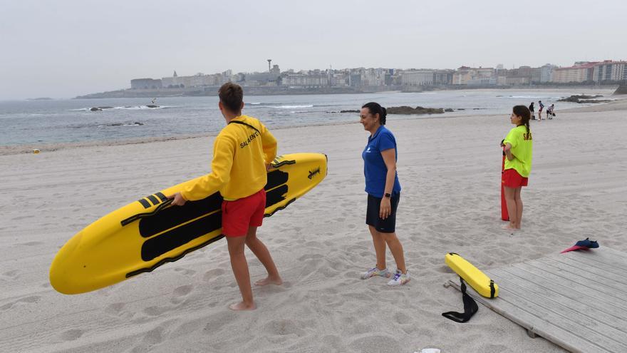 Los socorristas llegan a las playas de A Coruña con el inicio de la temporada de baño