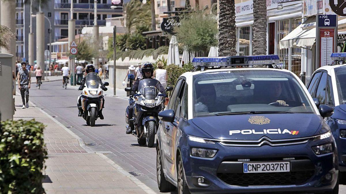 Agentes de la Policía Nacional patrullan por la playa de Palma