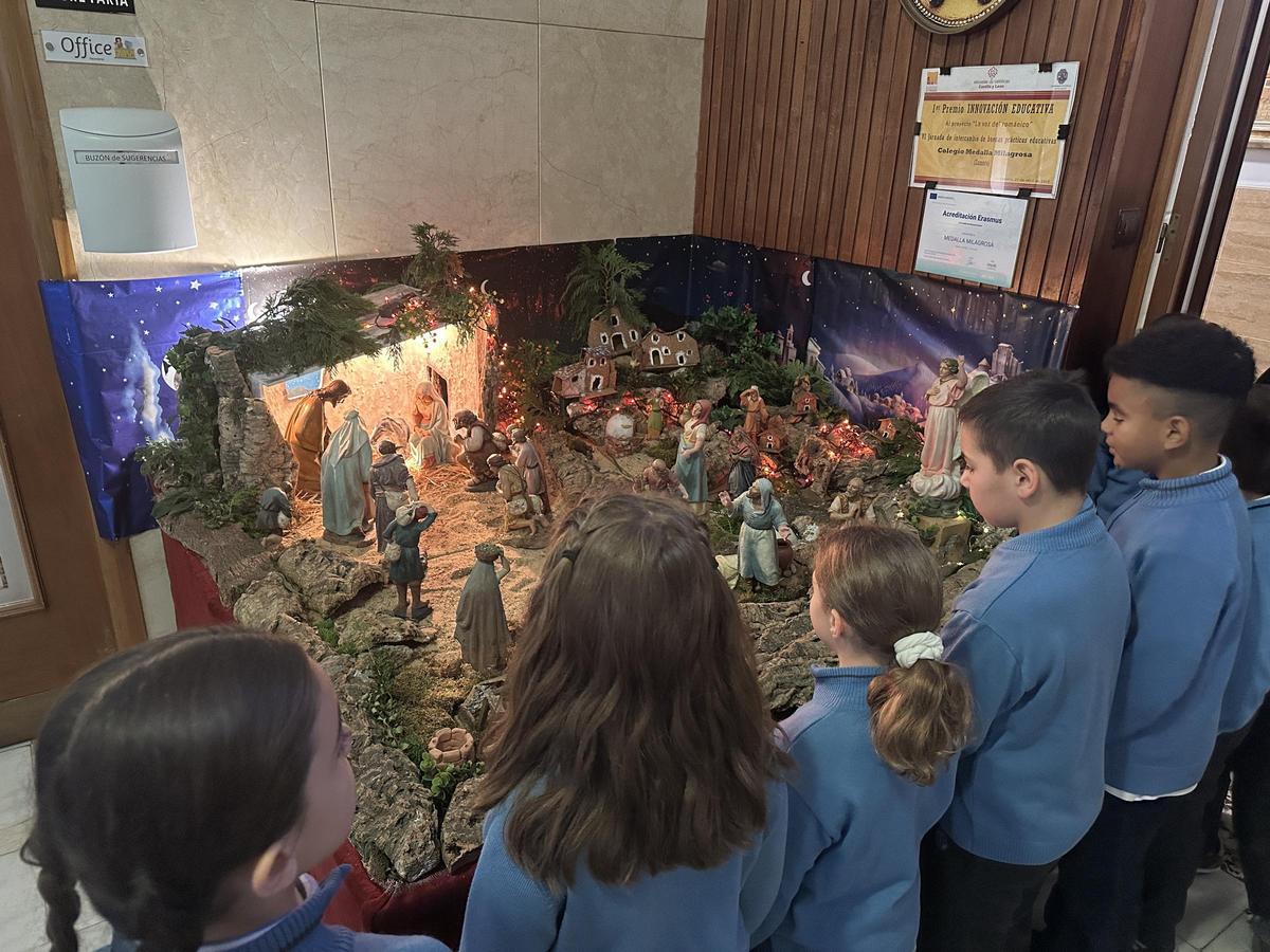 Varios alumnos del colegio Medalla Milagrosa visitan el belén.